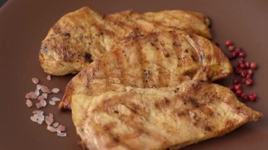 Tavuk göğsü, ızgara fileto, tabakta et yemeği. Öğle yemeği için faydalı ızgara kümes hayvanları