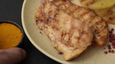 Tavuk göğsü, ızgara fileto, tabakta et yemeği. Öğle yemeği için faydalı ızgara kümes hayvanları