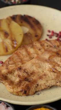 Tavuk göğsü, ızgara fileto, tabakta et yemeği. Öğle yemeği için faydalı ızgara kümes hayvanları