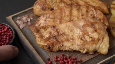 Tavuk göğsü, ızgara fileto, tabakta et yemeği. Öğle yemeği için faydalı ızgara kümes hayvanları