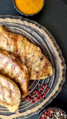 Tavuk göğsü, ızgara fileto, tabakta et yemeği. Öğle yemeği için faydalı ızgara kümes hayvanları