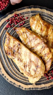 Tavuk göğsü, ızgara fileto, tabakta et yemeği. Öğle yemeği için faydalı ızgara kümes hayvanları