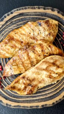 Tavuk göğsü, ızgara fileto, tabakta et yemeği. Öğle yemeği için faydalı ızgara kümes hayvanları