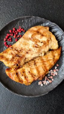 Tavuk göğsü, ızgara fileto, tabakta et yemeği. Öğle yemeği için faydalı ızgara kümes hayvanları