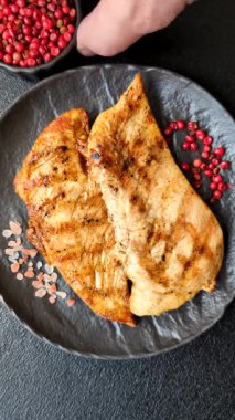 Tavuk göğsü, ızgara fileto, tabakta et yemeği. Öğle yemeği için faydalı ızgara kümes hayvanları