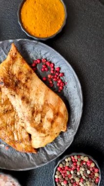 Tavuk göğsü, ızgara fileto, tabakta et yemeği. Öğle yemeği için faydalı ızgara kümes hayvanları