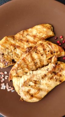 Tavuk göğsü, ızgara fileto, tabakta et yemeği. Öğle yemeği için faydalı ızgara kümes hayvanları