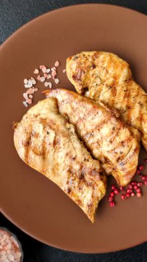 Tavuk göğsü, ızgara fileto, tabakta et yemeği. Öğle yemeği için faydalı ızgara kümes hayvanları