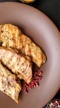 Tavuk göğsü, ızgara fileto, tabakta et yemeği. Öğle yemeği için faydalı ızgara kümes hayvanları