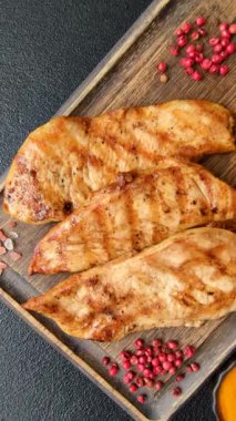 Tavuk göğsü, ızgara fileto, tabakta et yemeği. Öğle yemeği için faydalı ızgara kümes hayvanları