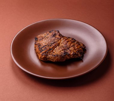 Et, biftek, ızgarada pişirilmiş sığır filetosu. Tasarımın için yemek arkaplanı olarak sulu biftek.