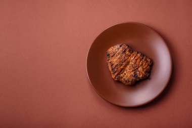 Et, biftek, ızgarada pişirilmiş sığır filetosu. Tasarımın için yemek arkaplanı olarak sulu biftek.