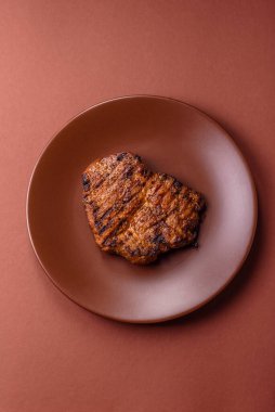 Et, biftek, ızgarada pişirilmiş sığır filetosu. Tasarımın için yemek arkaplanı olarak sulu biftek.