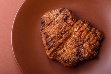 Et, biftek, ızgarada pişirilmiş sığır filetosu. Tasarımın için yemek arkaplanı olarak sulu biftek.