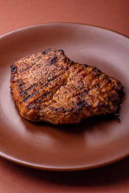 Et, biftek, ızgarada pişirilmiş sığır filetosu. Tasarımın için yemek arkaplanı olarak sulu biftek.