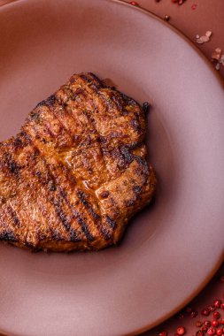 Et, biftek, ızgarada pişirilmiş sığır filetosu. Tasarımın için yemek arkaplanı olarak sulu biftek.