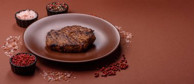 Et, biftek, ızgarada pişirilmiş sığır filetosu. Tasarımın için yemek arkaplanı olarak sulu biftek.