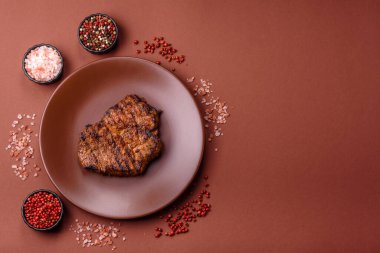 Et, biftek, ızgarada pişirilmiş sığır filetosu. Tasarımın için yemek arkaplanı olarak sulu biftek.