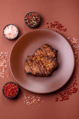 Et, biftek, ızgarada pişirilmiş sığır filetosu. Tasarımın için yemek arkaplanı olarak sulu biftek.