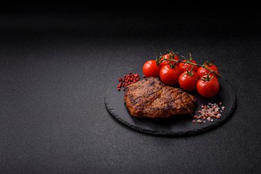 Et, biftek, ızgarada pişirilmiş sığır filetosu. Tasarımın için yemek arkaplanı olarak sulu biftek.