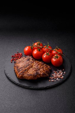 Et, biftek, ızgarada pişirilmiş sığır filetosu. Tasarımın için yemek arkaplanı olarak sulu biftek.