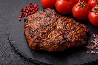 Et, biftek, ızgarada pişirilmiş sığır filetosu. Tasarımın için yemek arkaplanı olarak sulu biftek.