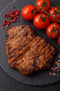 Et, biftek, ızgarada pişirilmiş sığır filetosu. Tasarımın için yemek arkaplanı olarak sulu biftek.