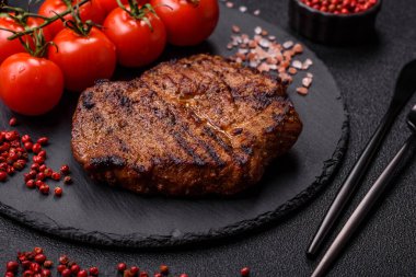 Et, biftek, ızgarada pişirilmiş sığır filetosu. Tasarımın için yemek arkaplanı olarak sulu biftek.