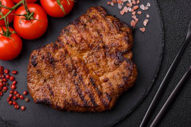 Et, biftek, ızgarada pişirilmiş sığır filetosu. Tasarımın için yemek arkaplanı olarak sulu biftek.