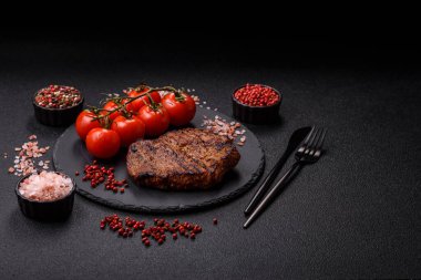 Et, biftek, ızgarada pişirilmiş sığır filetosu. Tasarımın için yemek arkaplanı olarak sulu biftek.