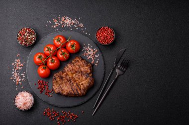 Et, biftek, ızgarada pişirilmiş sığır filetosu. Tasarımın için yemek arkaplanı olarak sulu biftek.