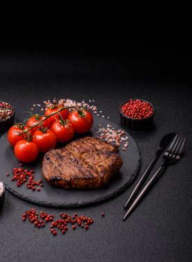 Et, biftek, ızgarada pişirilmiş sığır filetosu. Tasarımın için yemek arkaplanı olarak sulu biftek.