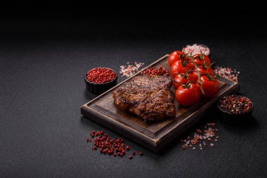 Et, biftek, ızgarada pişirilmiş sığır filetosu. Tasarımın için yemek arkaplanı olarak sulu biftek.