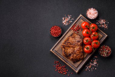 Et, biftek, ızgarada pişirilmiş sığır filetosu. Tasarımın için yemek arkaplanı olarak sulu biftek.