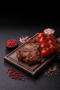 Et, biftek, ızgarada pişirilmiş sığır filetosu. Tasarımın için yemek arkaplanı olarak sulu biftek.