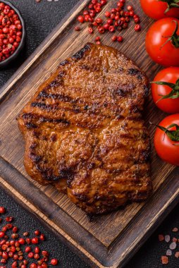 Et, biftek, ızgarada pişirilmiş sığır filetosu. Tasarımın için yemek arkaplanı olarak sulu biftek.