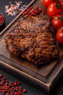 Et, biftek, ızgarada pişirilmiş sığır filetosu. Tasarımın için yemek arkaplanı olarak sulu biftek.