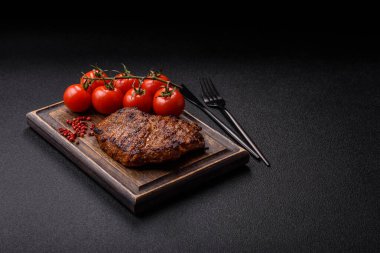 Et, biftek, ızgarada pişirilmiş sığır filetosu. Tasarımın için yemek arkaplanı olarak sulu biftek.