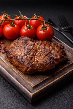 Et, biftek, ızgarada pişirilmiş sığır filetosu. Tasarımın için yemek arkaplanı olarak sulu biftek.