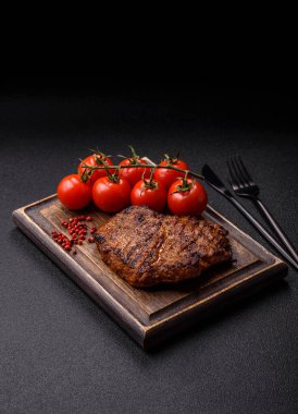 Et, biftek, ızgarada pişirilmiş sığır filetosu. Tasarımın için yemek arkaplanı olarak sulu biftek.