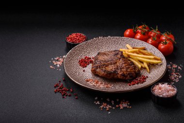 Et, biftek, ızgarada pişirilmiş sığır filetosu. Tasarımın için yemek arkaplanı olarak sulu biftek.