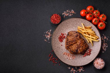 Et, biftek, ızgarada pişirilmiş sığır filetosu. Tasarımın için yemek arkaplanı olarak sulu biftek.