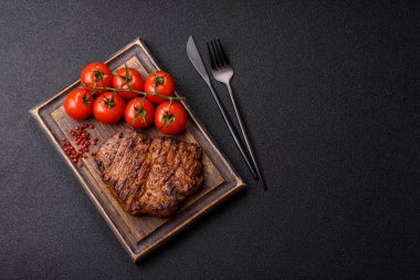Et, biftek, ızgarada pişirilmiş sığır filetosu. Tasarımın için yemek arkaplanı olarak sulu biftek.