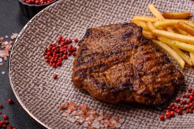 Et, biftek, ızgarada pişirilmiş sığır filetosu. Tasarımın için yemek arkaplanı olarak sulu biftek.
