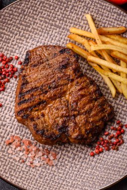 Et, biftek, ızgarada pişirilmiş sığır filetosu. Tasarımın için yemek arkaplanı olarak sulu biftek.