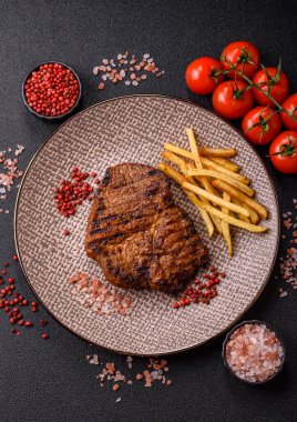 Et, biftek, ızgarada pişirilmiş sığır filetosu. Tasarımın için yemek arkaplanı olarak sulu biftek.