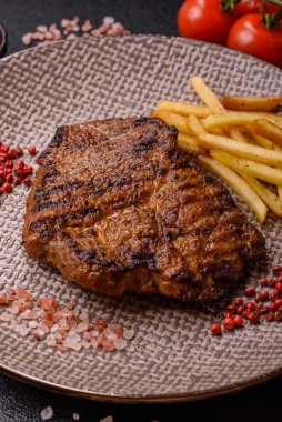 Et, biftek, ızgarada pişirilmiş sığır filetosu. Tasarımın için yemek arkaplanı olarak sulu biftek.