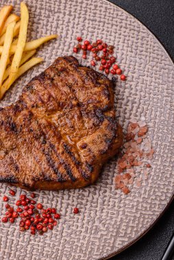 Et, biftek, ızgarada pişirilmiş sığır filetosu. Tasarımın için yemek arkaplanı olarak sulu biftek.