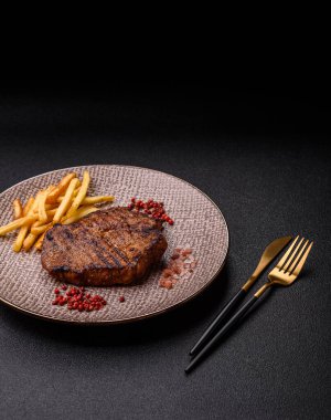 Et, biftek, ızgarada pişirilmiş sığır filetosu. Tasarımın için yemek arkaplanı olarak sulu biftek.