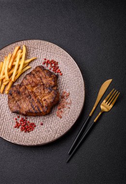 Et, biftek, ızgarada pişirilmiş sığır filetosu. Tasarımın için yemek arkaplanı olarak sulu biftek.